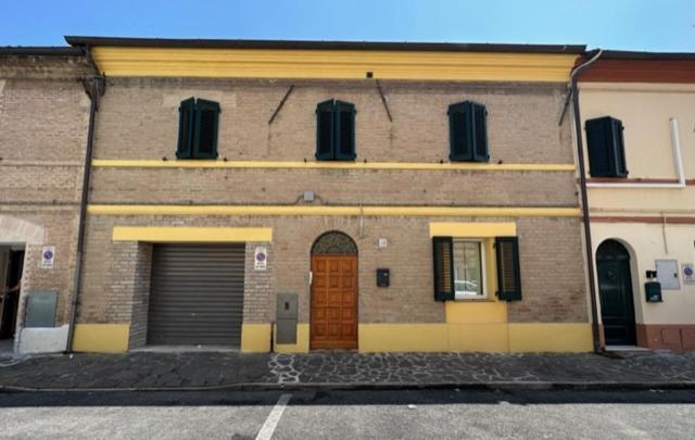 Affittacamere Il Cortile Chiaravalle Marche Exterior foto