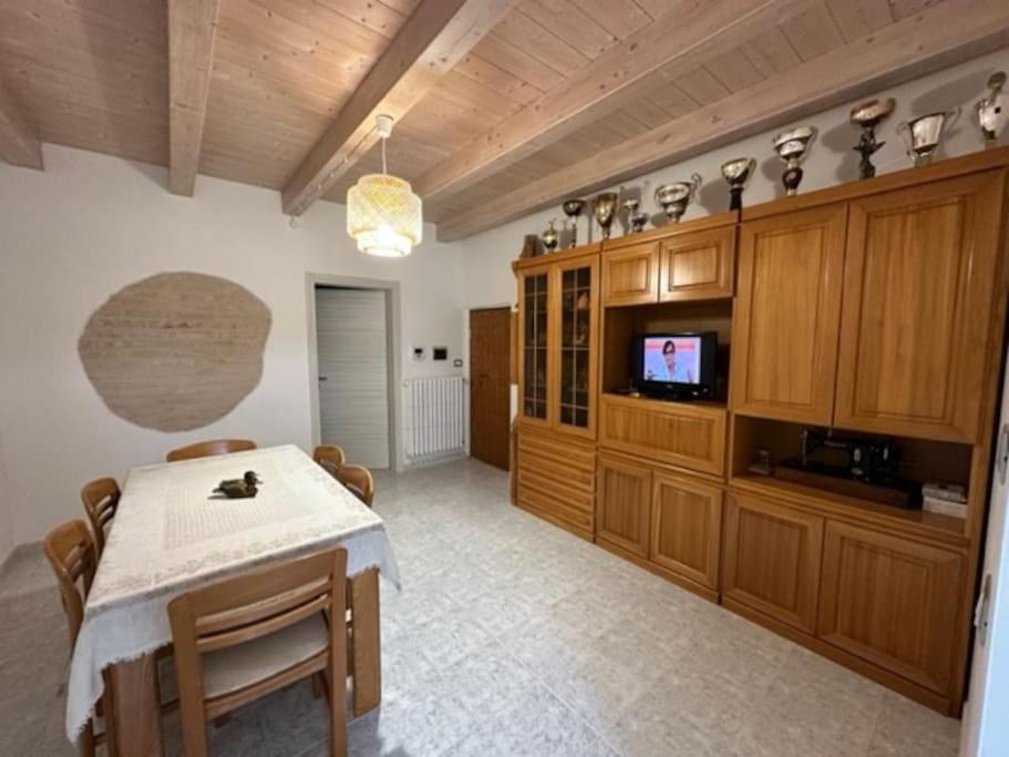 Affittacamere Il Cortile Chiaravalle Marche Exterior foto