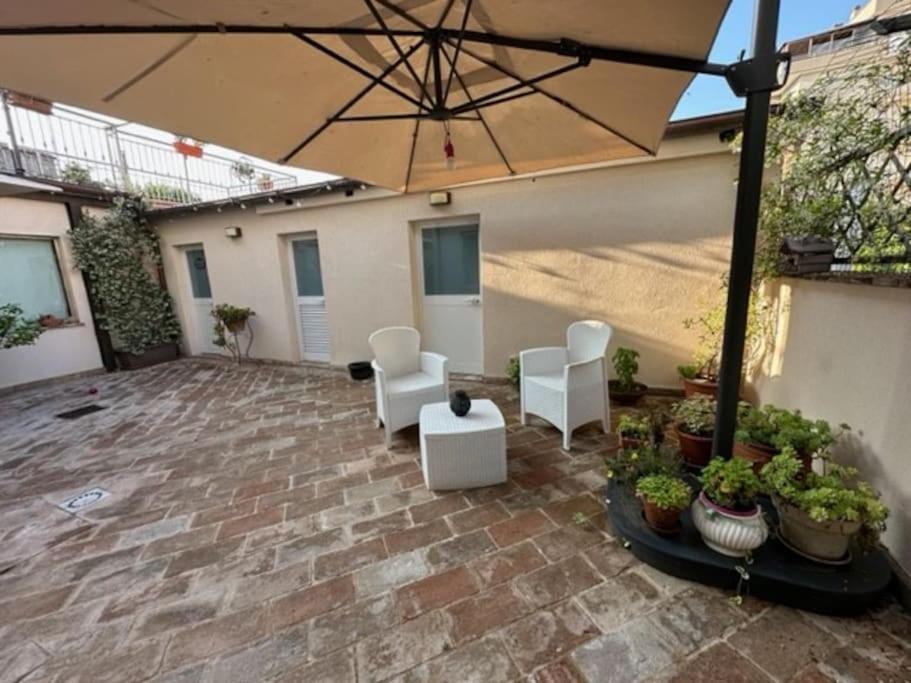Affittacamere Il Cortile Chiaravalle Marche Exterior foto