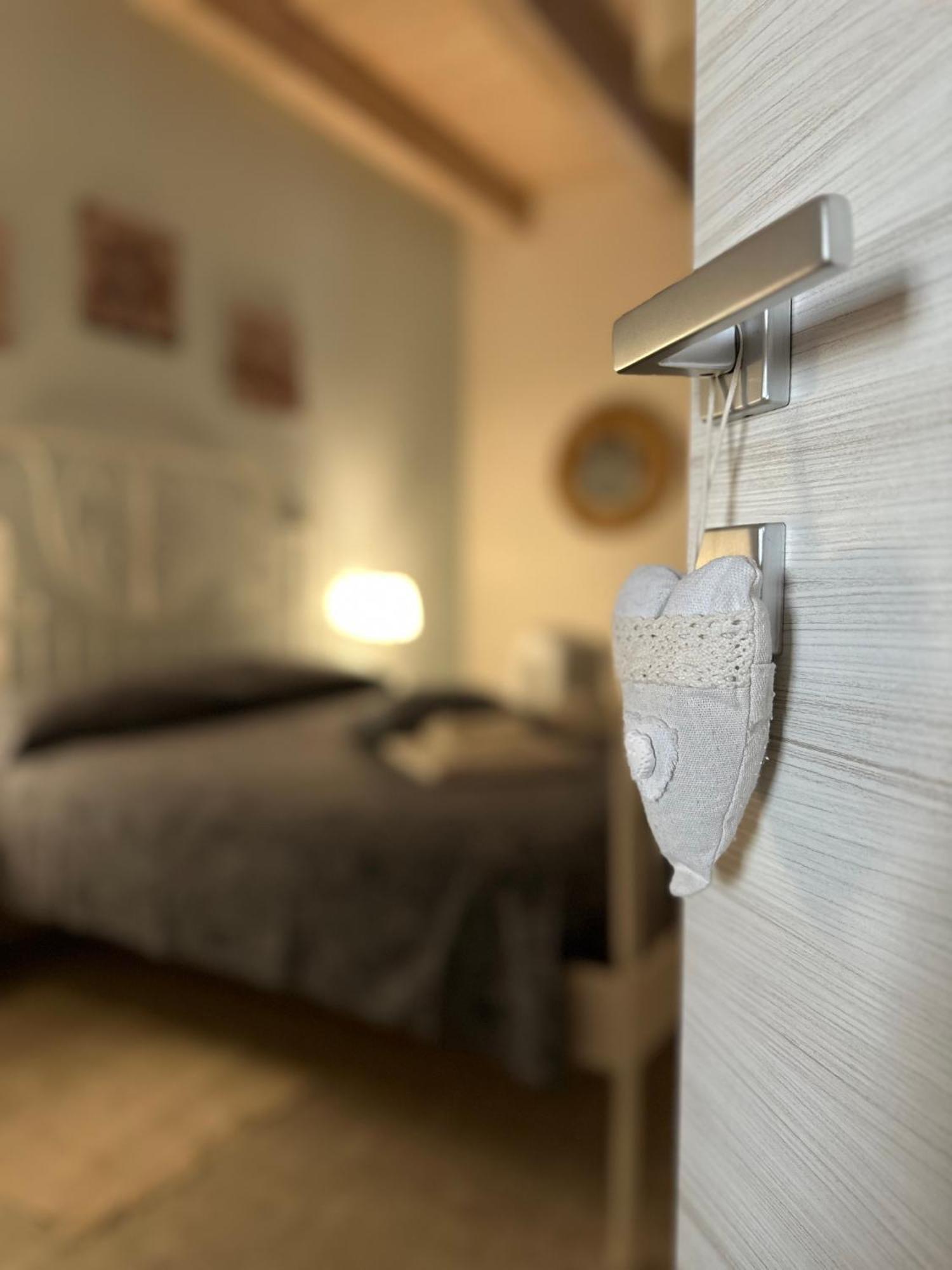Affittacamere Il Cortile Chiaravalle Marche Exterior foto