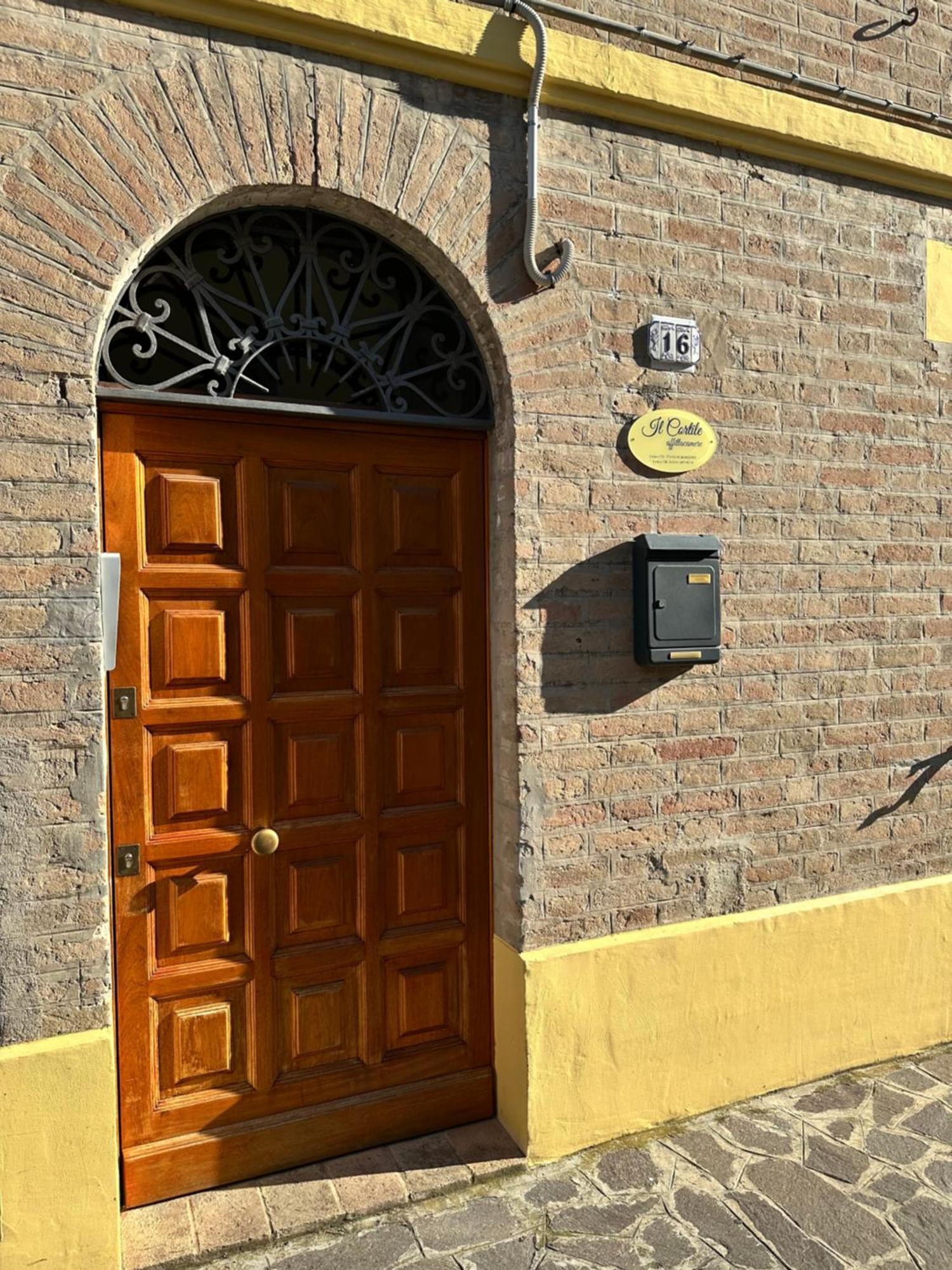 Affittacamere Il Cortile Chiaravalle Marche Exterior foto