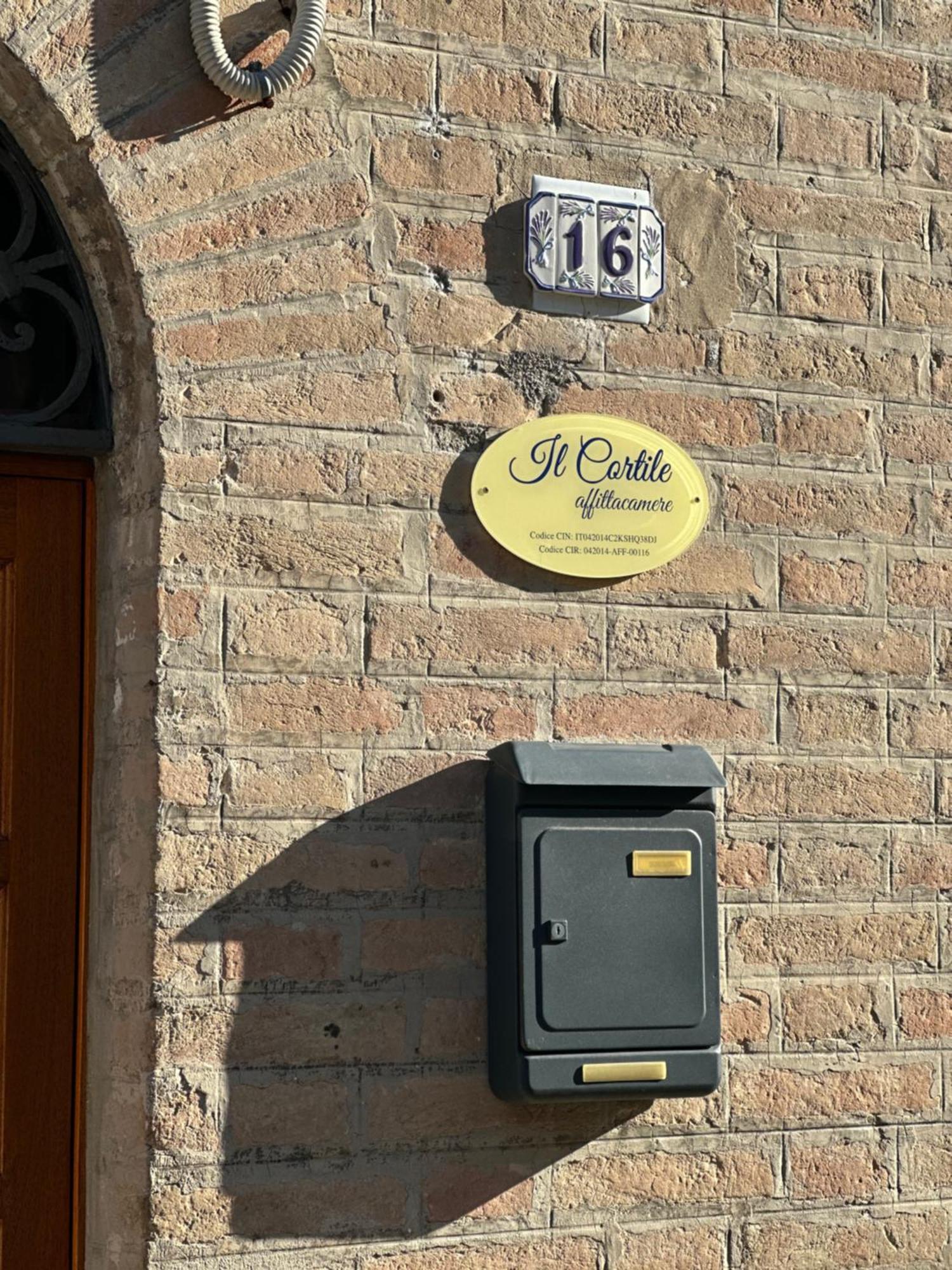 Affittacamere Il Cortile Chiaravalle Marche Exterior foto